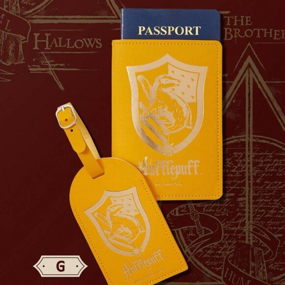 Official Licensed Harry Potter Hogwarts Passport Case & Luggage Tag Set - Picture 12 of 12